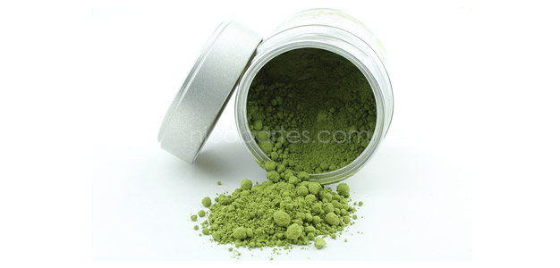 Grüntee-Pulver in Dose