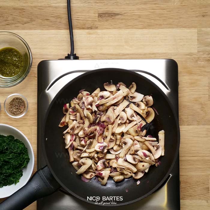 Champignons in einer Pfanne anbraten