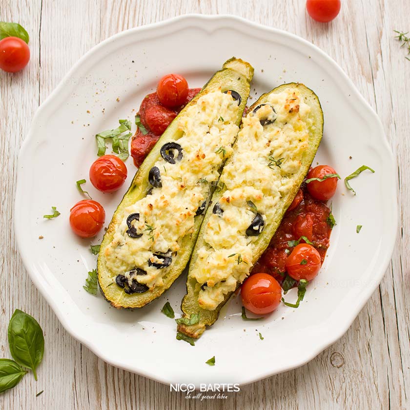 Gefüllte Zucchini | Vegetarisch & Low Carb mit Frischkäse und Oliven