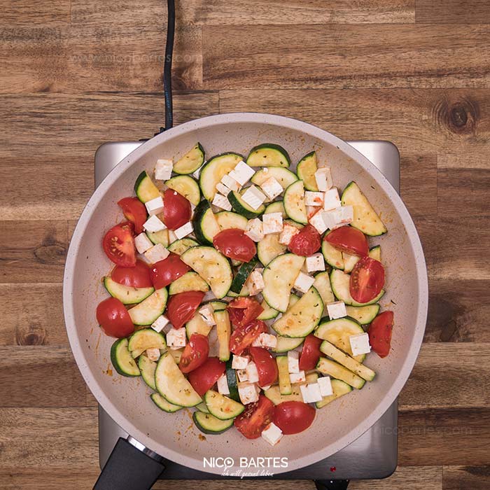 Schnelle Zucchini-Pfanne mit Feta und Tomaten