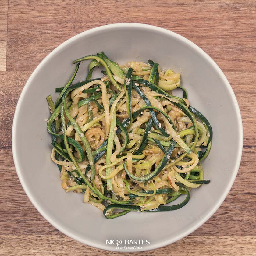 Vegane Low Carb Spaghetti Rezept aus Zucchini ohne Gluten