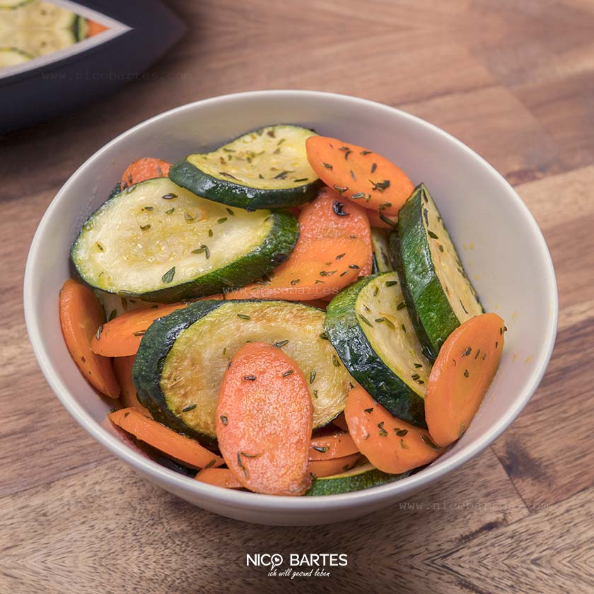 Vegetarische Low Carb Zucchini Pfanne mit Karotten