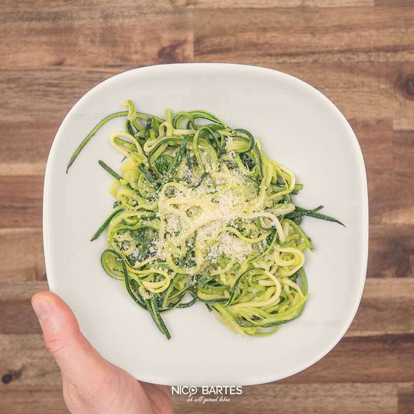 Leckere Zucchini-Nudeln mit Parmesan | 3 Zutaten