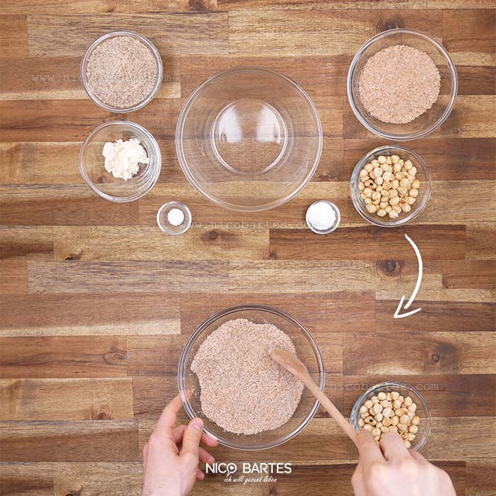 Zutaten f&uuml;r Low Carb Brot vermengen