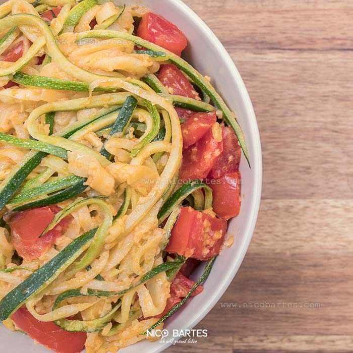 Schnelle Zoodles (Zucchini-Nudeln) mit Avocado-Sauce