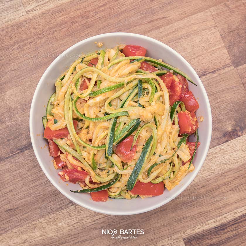  Schnelle Zoodles (Zucchini-Nudeln) mit Avocado-Sauce
