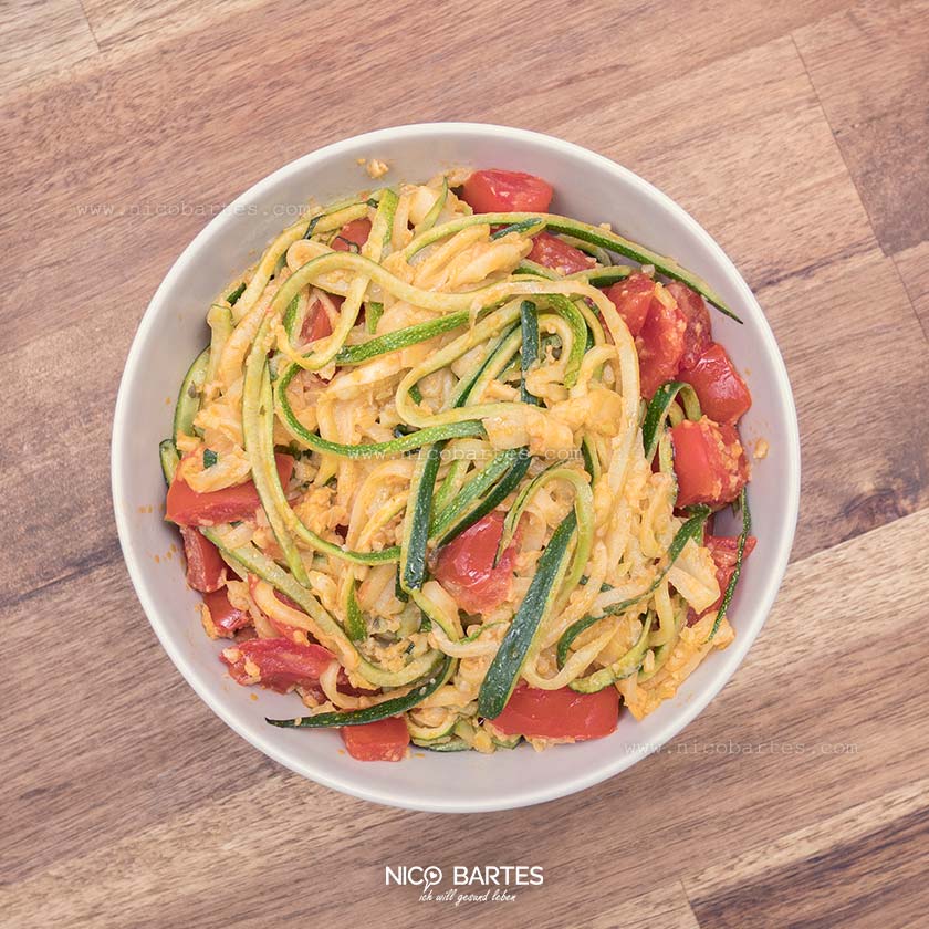 Schnelle Zoodles (Zucchini-Nudeln) mit Avocado-Sauce